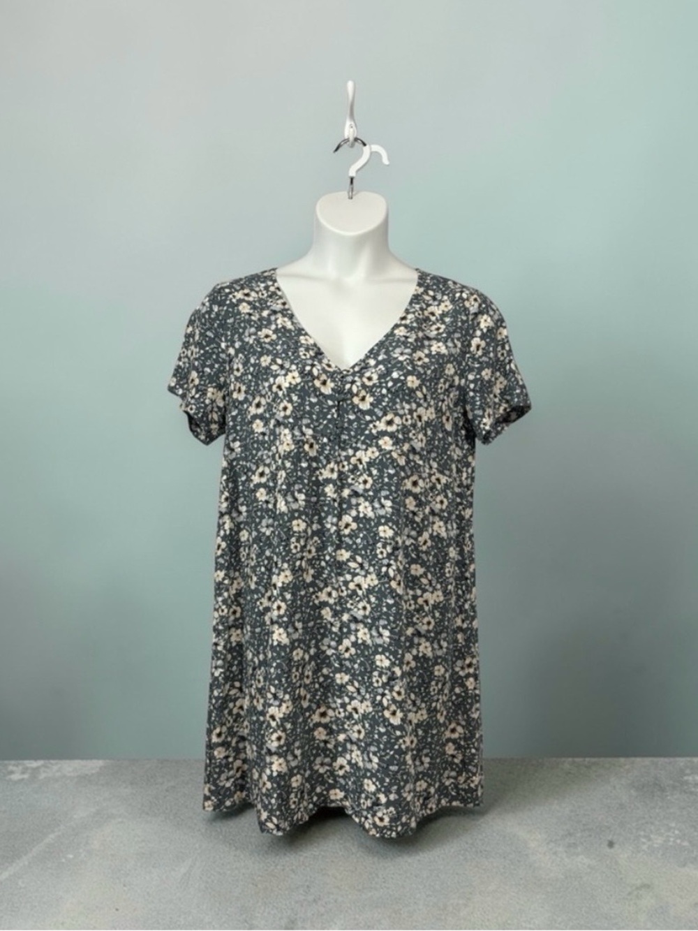 Reitmans Signature, Floral Shift Dress, Plus Size 2X V-Neck, Grey Beige Green
